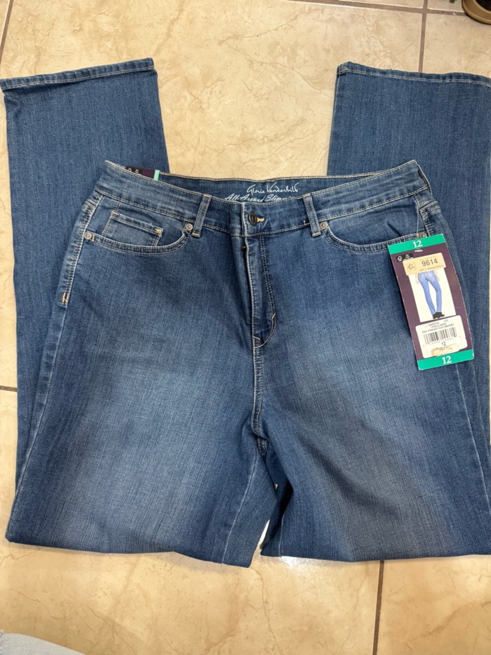Gloria Vanderbilt Straight Leg Jeans in Medium Blue Wash